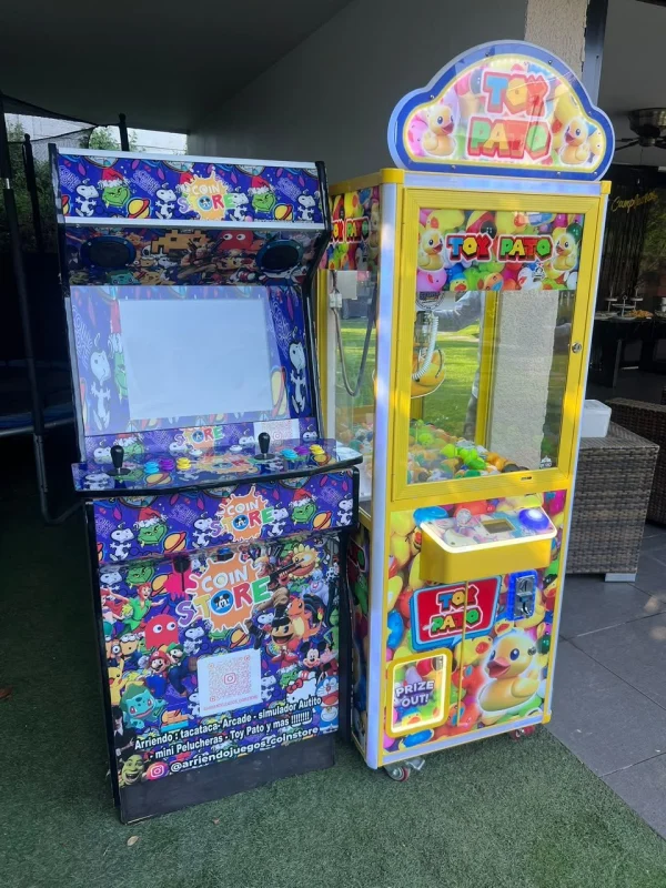 Foto: Máquina arcade y Tío Pato en un cumpleaños