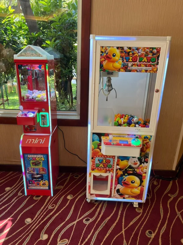 Foto: Mini peluchera y Tío Pato en un salón de eventos