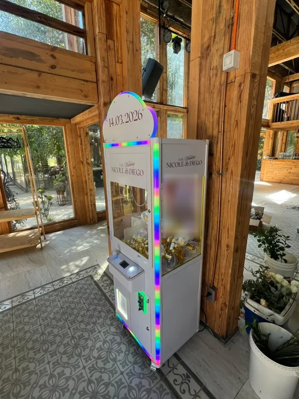 Máquina personalizada con la foto de los novios en un centro de eventos
