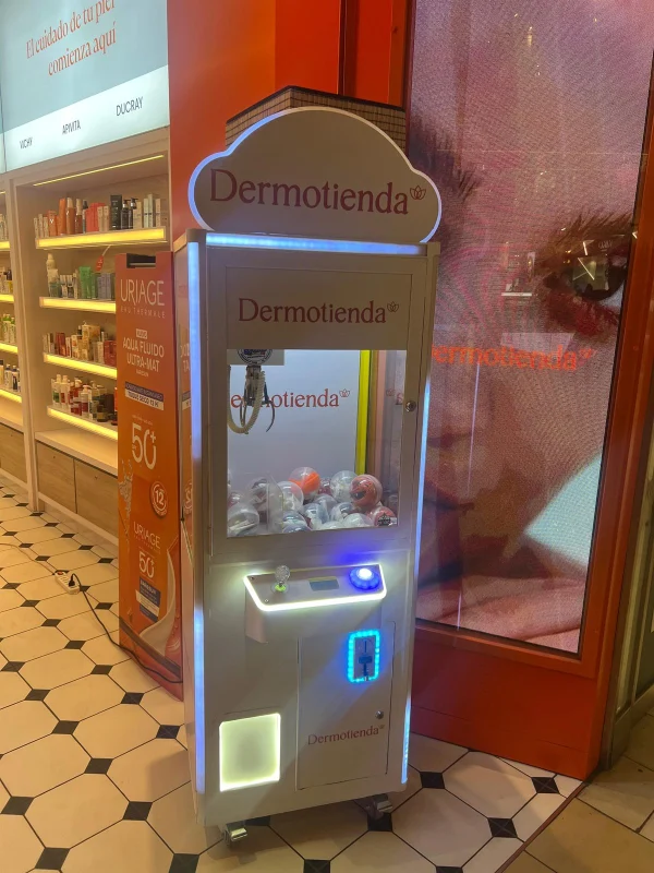Máquina del Tío Pato con branding de Dermotienda (Activación en tienda)
