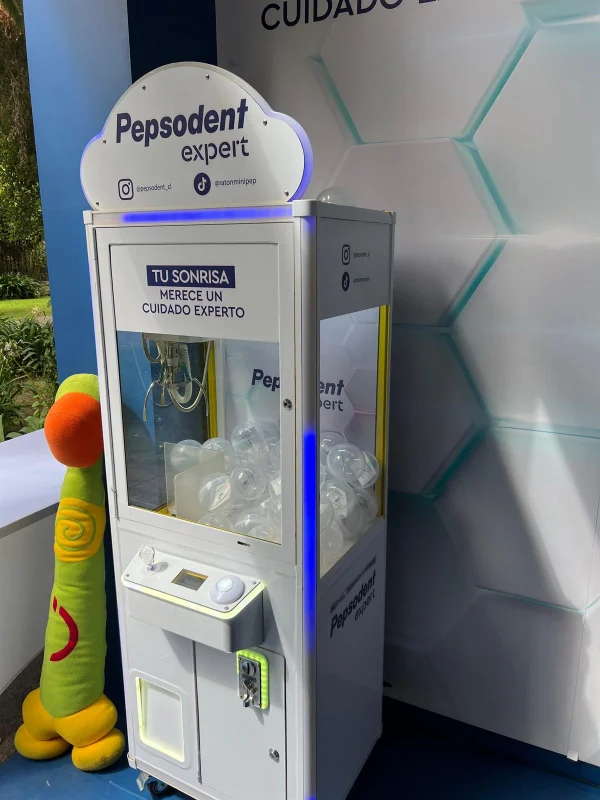 Máquina del Tío Pato con branding de Pepsodent Expert (Activación de marca)